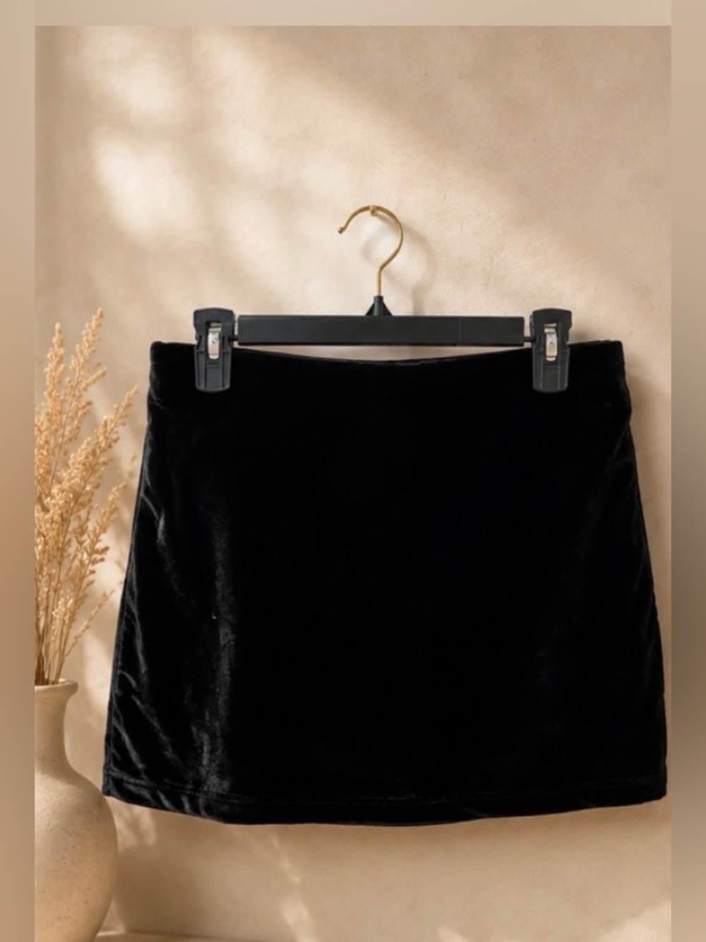 NEW ZARA EMBROIDERED VELVET SKIRT SIZE S
🚨 NO DISCOUNT ON THIS SKIRT - Picture 3 of 9